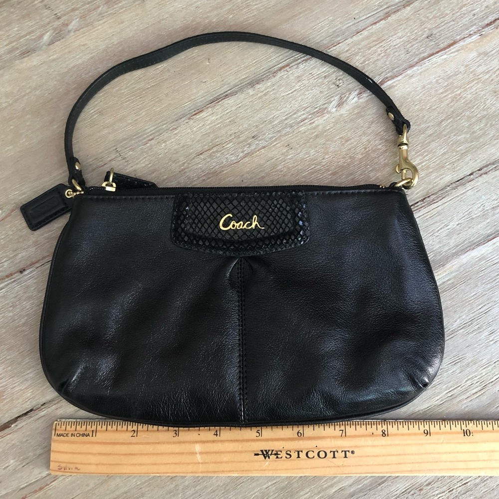 Coach Black Leather Swinger Shoulder bag
